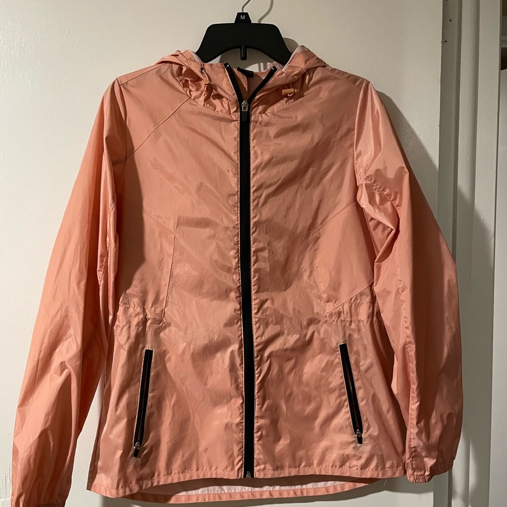 Lightweight windbreaker